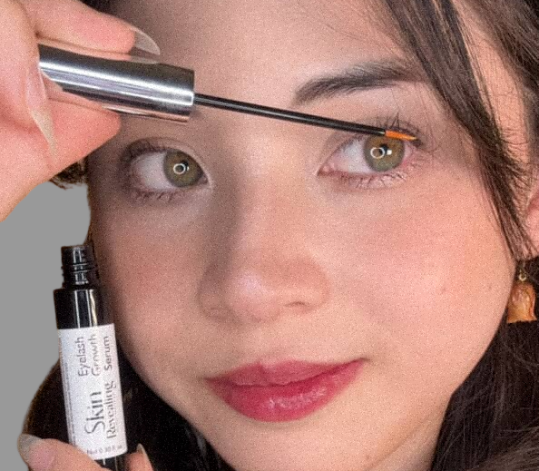 woman_applying_lash_serum.png